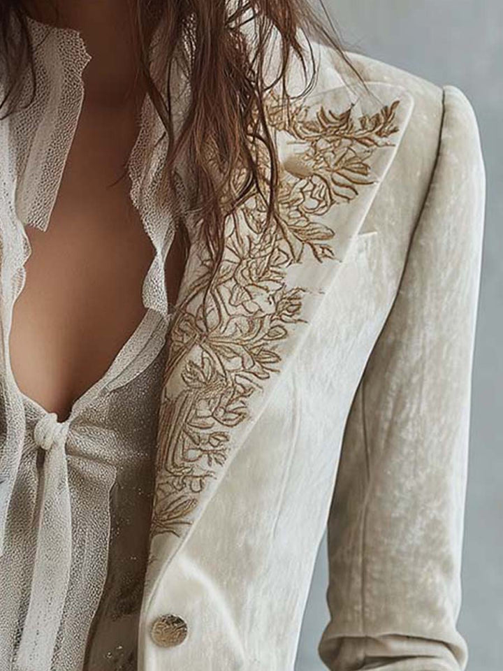 Constance™ Blazer – Detail Revers mit Stickerei