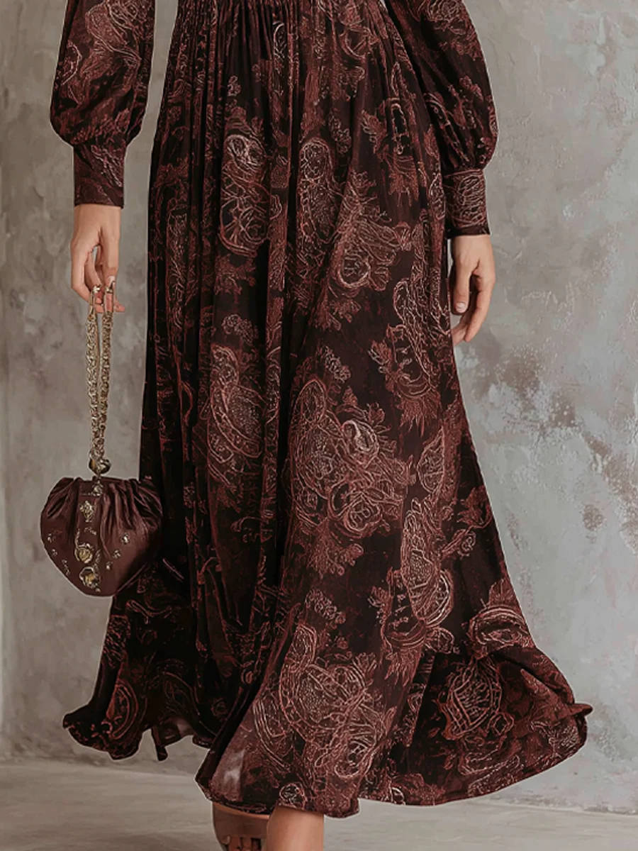 Mia Maxikleid in Braun – Detailansicht des Paisley-Musters und des breiten Volants am Saum
