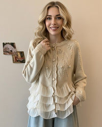 Natalie™ | Strickjacke mit Rüschensaum und Knopfleiste