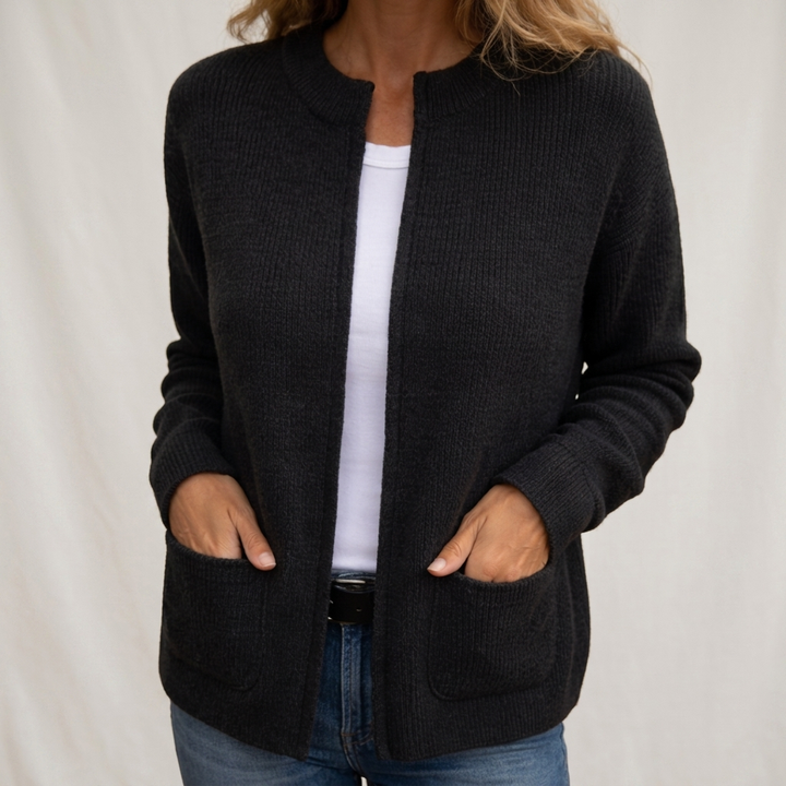 Colette offene Strickjacke in Schwarz mit aufgesetzten Taschen
