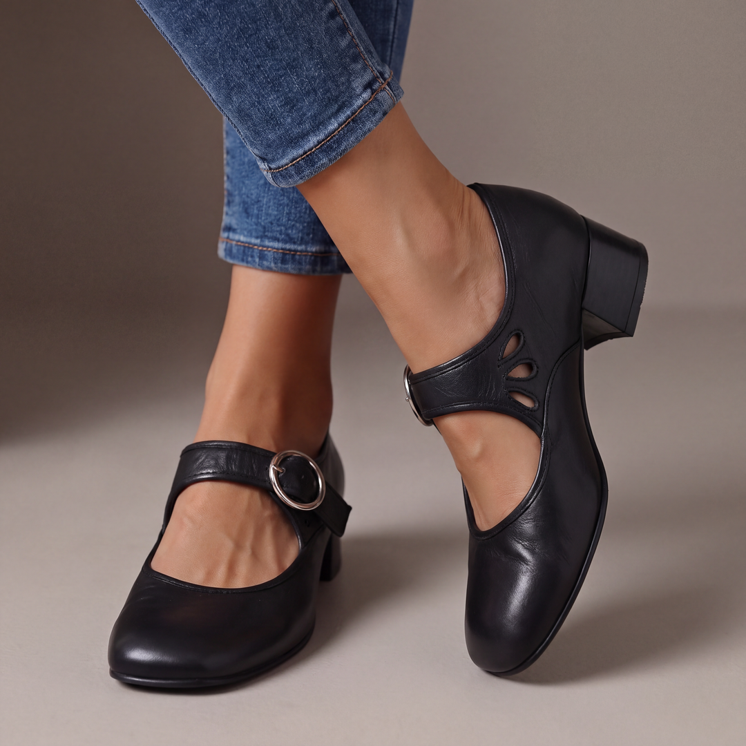 Véronique™ Mary-Jane-Pumps in Schwarz, getragen zur Jeans