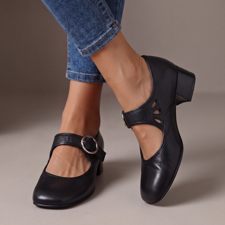 Véronique™ Mary-Jane-Pumps in Schwarz, getragen zur Jeans