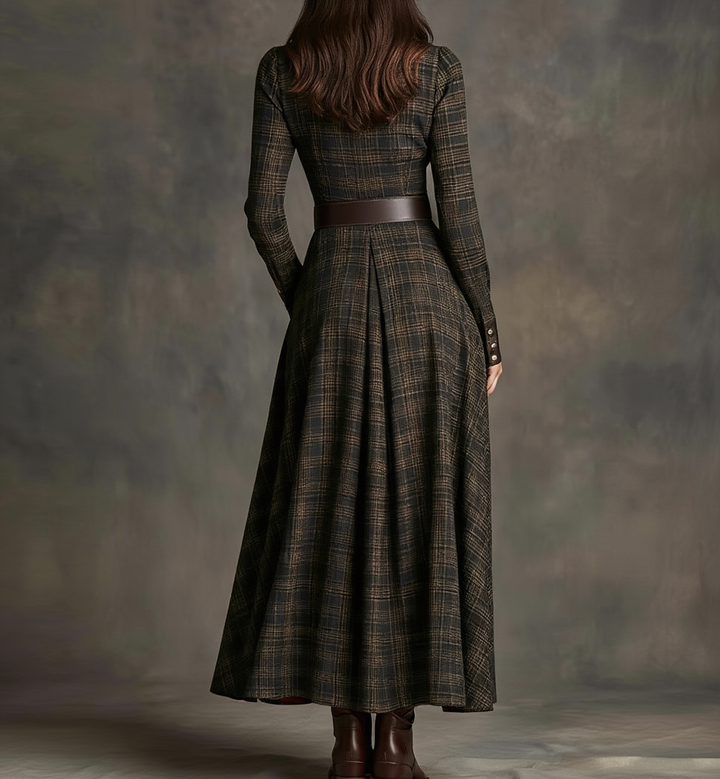 Rosalie Karo-Maxikleid in Braun von hinten, Rückansicht des weit fallenden Rocks