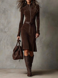 Willow™ | Figurnahes Midikleid in Wildlederoptik mit Stehkragen