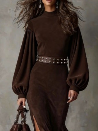 Dunkelbraunes Maxikleid, Ansicht von Stehkragen, Oberteil und Ballonärmeln