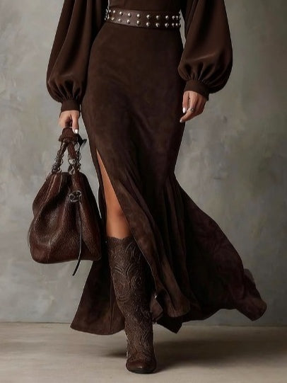 Dunkelbraunes Maxikleid, Ansicht von Rock und hohem Beinschlitz