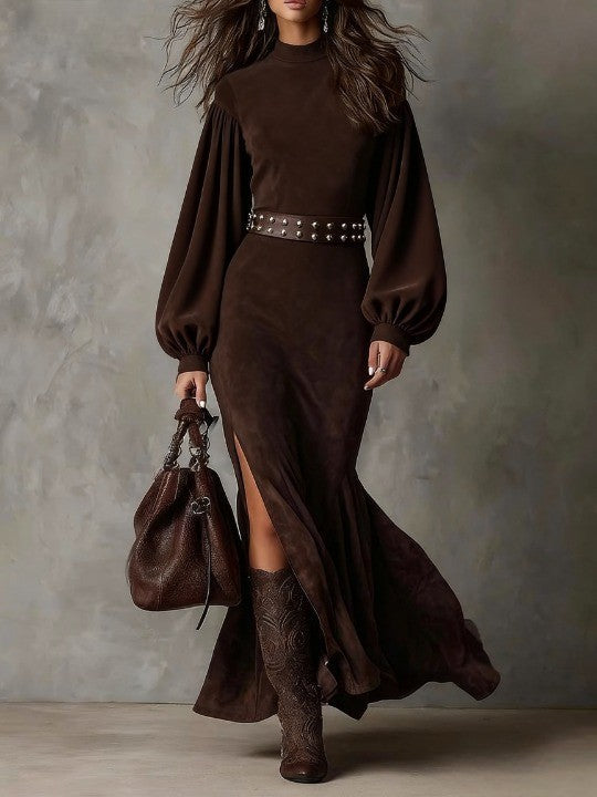 Dunkelbraunes Maxikleid mit Stehkragen, Ballonärmeln und hohem Beinschlitz, Gesamtansicht