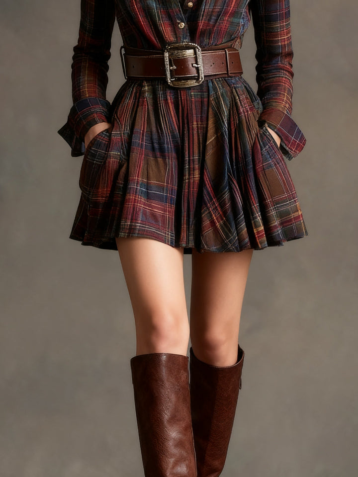 Elise Karo-Hemdblusenkleid in Rötlichbraun – Detail von Gürtel und Faltenrock