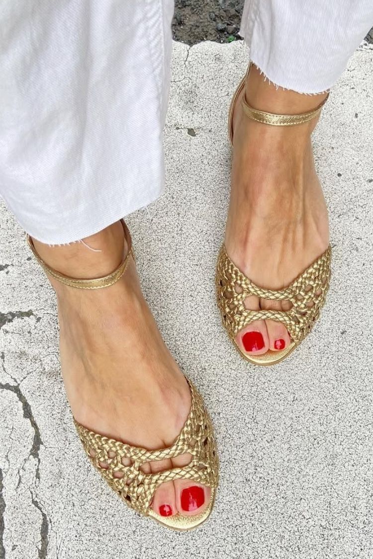 Isadora goldene Flecht-Sandalen – Vorderansicht