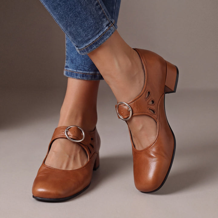 Véronique™ Mary-Jane-Pumps in Cognac, getragen zur Jeans