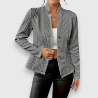 Loretta™ | Taillierte Strickjacke mit Stehkragen und Zopfmuster